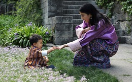 Hoàng hậu Bhutan chơi đùa cùng hoàng tử nhỏ