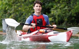 Thủ tướng Canada chèo kayak tới nói chuyện với người dân