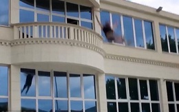Đang họp, sếp trèo lên ban công và nhảy từ tầng 2 xuống