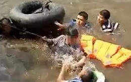 Ông lão nhảy sông tự tử còn cố dìm hai cảnh sát giải cứu chết cùng