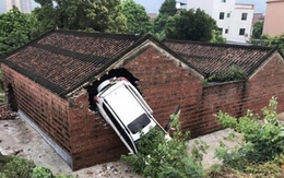 Ngôi đền cổ một tháng 2 lần bị ôtô đâm thủng tường