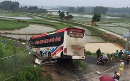 Xe khách giường nằm nổ lốp trên cao tốc, 13 người bị thương