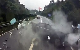 Ô tô bị tai nạn vỡ tan tành và cái kết kì lạ với người ngồi trong