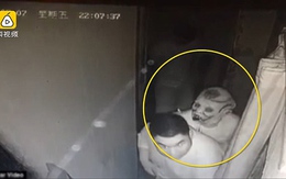 Chơi nhà ma, người đàn ông dắt nhầm tay 'ma' vì tưởng em gái