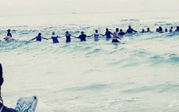 80 người nắm tay tạo hàng rào chắn sóng cứu người đuối nước