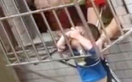 Người đàn ông liều mình cứu em bé kẹt lơ lửng giữa song sắt cửa sổ tầng 2