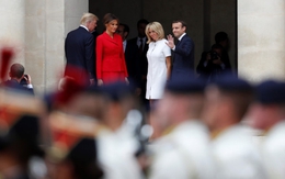 Ông Trump khen vợ ông Macron có "thân hình đẹp"