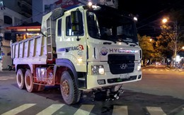 Xe tải cuốn cô gái chạy xe đạp điện vào gầm, kéo lê hơn 5 m