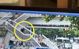 Dán mắt vào điện thoại, người phụ nữ ngã lăn hàng chục bậc cầu thang xuống đất tử vong