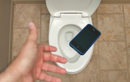 Tại sao không nên đem thiết bị di động vào nhà vệ sinh