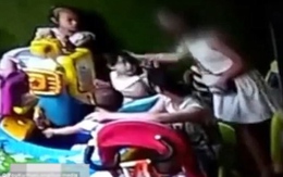 Mẹ đánh vào đầu con nhà khác vì tranh đồ chơi với con mình