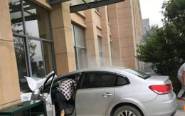 Tông xe thủng tường bệnh viện khi đưa mẹ đi khám