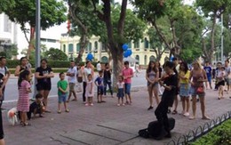 Mẹ cháu bé chơi đàn bên hồ Gươm xin lỗi công an