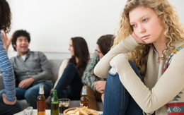 Làm gì khi thấy bạn bè của chồng thật “khó ưa”?