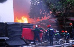 Cháy lớn tại công ty nhựa ở Sài Gòn, cảnh sát ngăn lửa lan sang khu dân cư