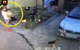 Cô gái trẻ thờ ơ đứng nhìn bé trai bị xe cán ngay trước mặt