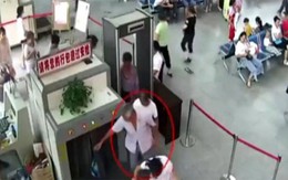 Nhân viên soi chiếu phát hoảng khi hành lý của khách có 2 cánh tay