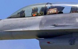 Mang bánh lên máy bay, phi công F-16 suýt gặp họa