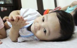 Hình ảnh mới nhất của bé trai 14 tháng tuổi bị bạo hành, bỏ rơi ở bệnh viện sau 5 ngày về nhà