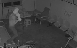 Trộm quấn giấy vệ sinh lên đầu để tránh camera giám sát