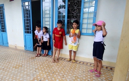 Phản đối sáp nhập trường, phụ huynh đưa con đến điểm học cũ