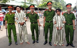 Bị cướp hiếp dâm khi bạn trai bỏ chạy vì bị đánh