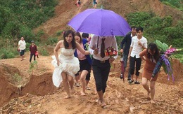 Hình ảnh cô dâu chân trần, lội bùn vượt núi về nhà chồng gây xôn xao