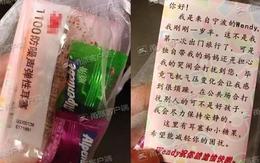 Bà mẹ tặng quà cho hành khách phòng con khóc trên máy bay