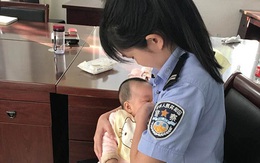 Nữ cảnh sát cho con của bị cáo bú bên ngoài phiên tòa