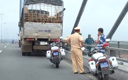 Tài xế bỏ xe tải giữa cầu Mỹ Thuận, gieo mình xuống sông