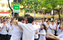 Hiệu trưởng được cả trường xếp hàng chia tay: Tôi và học trò đều khóc
