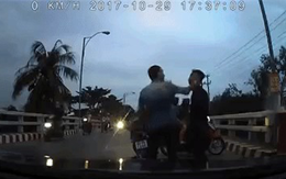Hai thanh niên chạy xe máy đánh võng, chặn đầu ô tô gây sự bị đánh sấp mặt