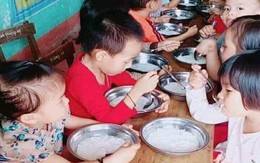Phụ huynh phản ánh suất ăn 15.000 đồng của trẻ mầm non nghèo nàn