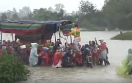 Nghẹn lòng đám tang giữa mênh mông biển lũ ở Huế