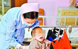 Cậu bé mắc ung thư hiếm gặp bị bố mẹ bỏ lại bệnh viện