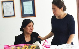 Nhận bằng tốt nghiệp thay con gái đã mất, người mẹ bật khóc