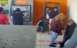 Cậu bé 4 tuổi trộm tiền ở cây ATM trước mũi nạn nhân
