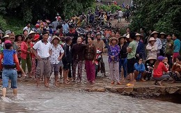 Hàng trăm người tìm kiếm trưởng thôn bị lũ cuốn