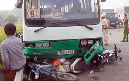 Ôtô buýt cuốn 6 xe máy vào gầm khi đổ dốc cầu ở TP HCM