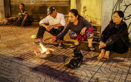 Hình ảnh hiếm thấy: Giá rét ở miền Bắc, dân Sài Gòn đốt lửa sưởi ấm