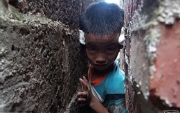 Chơi trốn tìm với bạn, cậu bé bị kẹp giữa hai bức tường