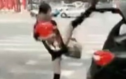 Trào lưu đóng cốp ôtô bằng chân để khoe chân dài