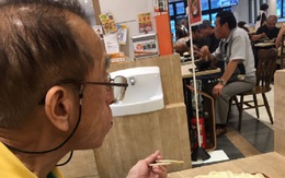 Lý do vì sao người cha luôn mặc chiếc áo cũ trong suốt 20 năm