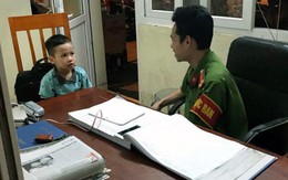 Bé trai 4 tuổi đi lạc được công an Hà Nội giúp tìm người thân