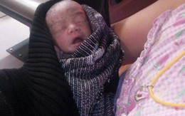 Bé sơ sinh còn nguyên dây rốn nằm trong túi rác được cứu sống