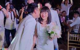 Cát Phượng, Kiều Minh Tuấn nhận hoa cưới từ Khởi My
