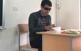 Thầy giáo trẻ thường đeo kính râm trong các giờ kiểm tra