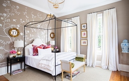 Phòng ngủ nữ tính với thiết kế hoa lá cành trên nền lụa trắng