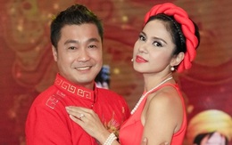 Việt Trinh mặc yếm, ôm Lý Hùng trên sân khấu