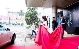 Hình ảnh người mẹ nâng váy, đẩy hàng lý cho con ở showbiz Việt